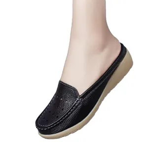 Scarpe sabot nere traforate con zeppa traspirante da donna con design comodo senza lacci.