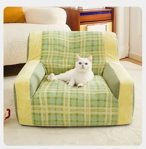 Gemütliches grün-kariertes Haustiersofa mit weißer Katze in einem modernen Wohnzimmer