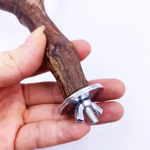 Detail der robusten Metallschraube und Flügelmutter an einer Sitzstange aus Naturholz.