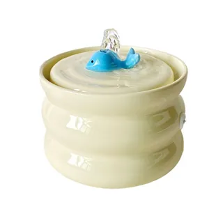 Fuente de agua automática para gatos de cerámica con un lindo pico de ballena