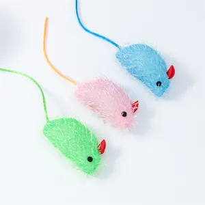 Trois jouets souris en chenille aux couleurs bonbon pour chat, texture douce.