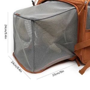 Detalle de la sección de malla expandible en una mochila marrón para transportar gatos