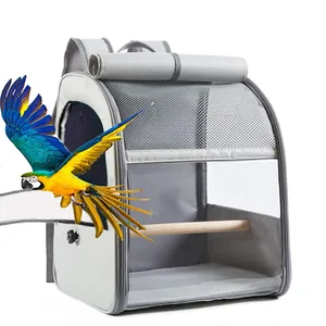 Detail van grijze vogelrugzak met houten zitstok voor papegaaien en kleine huisdieren.