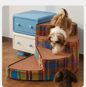 Detailansicht einer bunten, karierten 4-stufigen Haustiertreppe für kleine Hunde zu Hause.