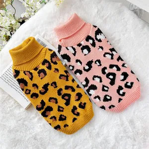 Nahaufnahme von gestrickten Hundepullovern mit Leopardenmuster in Pink und Gelb