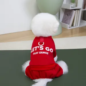 Vue détaillée de la combinaison d'hiver rouge pour chien avec imprimé de lettres