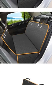 Housse de siège auto pour chien en tissu Oxford imperméable avec bordure orange.