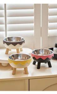 Gruppe erhöhter Haustiernäpfe aus Edelstahl mit bunten Eierschalendesigns und Holzbeinen