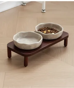 Cuencos dobles de cerámica elevados para mascotas en soporte de roble con detalles de comida