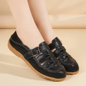Eleganti sandali neri da donna con punta chiusa, traspiranti e suola piatta molto morbida