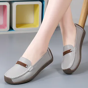 Comfortabele grijze leren loafers voor dames met zachte zolen, luxe slip-on stijl.