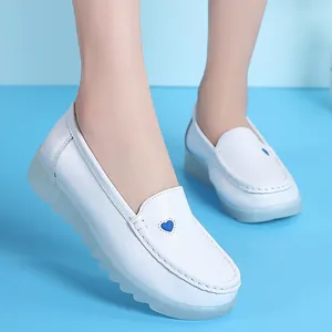 Chaussures d'infirmière blanches confortables avec semelle souple et motif cœur bleu