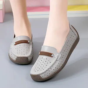 Comfortabele grijze uitgesneden leren loafers met zachte platte zolen voor dames