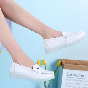 Chaussures d'infirmière blanches avec semelles compensées et détail de cœur