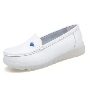 Chaussures d'infirmière blanches confortables à semelle souple et motif cœur bleu