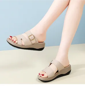 Elegante beige Damen-Keilsandaletten mit weicher Plateausohle für sommerlichen Komfort