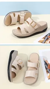 Detailansicht beige Keilsandalen für Damen mit dekorativen Metallschnallen aus Metall.