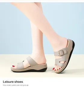 Bequeme Damen-Keilsandalen mit weichen, dicken Sohlen für den sommerlichen Freizeitlook.