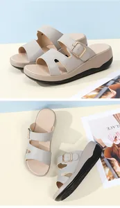 Detaillierte Ansicht grauer Damen-Keilsandalen mit weicher Sohle und Schnallenverschluss.