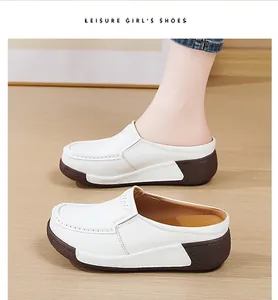 Vue détaillée de mules à plateforme blanches avec trous d'aération et semelle compensée.