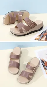 Detailansicht lila Keilsandalen für Damen mit goldener Schnalle und weicher dicker Sohle