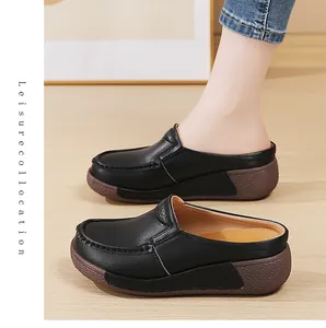 Détail de mocassins sans gêne à plateforme noirs avec semelle compensée