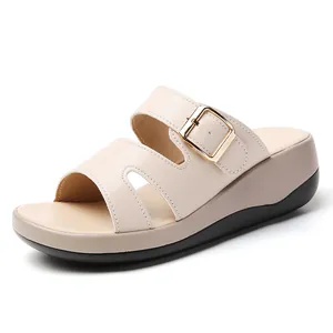 Bequeme beige Keilsandaletten für Damen mit weicher dicker Sohle und Schnalle