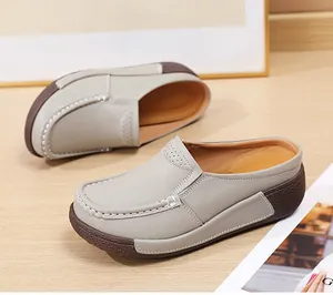 Vue détaillée des mules à plateforme pour femmes avec texture en cuir respirant