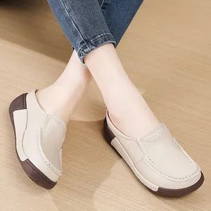 Mules décontractées en cuir beige à plateforme pour femme avec design perforé respirant