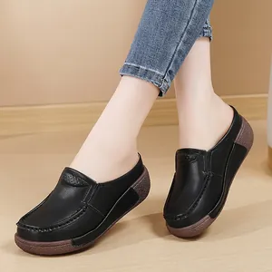 Mules à plateforme noires pour femmes avec tige en cuir respirant et talon compensé confortable.