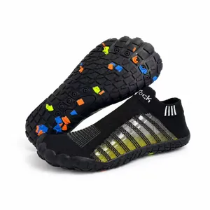 Gedetailleerd overzicht van de antislip rubberen zool en ademende bovenkant van deze waterschoenen
