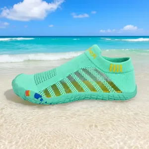 Detail van aqua sneldrogende strandschoen met rubberen zool op het strand