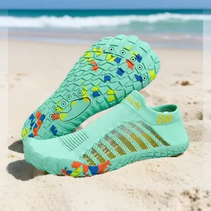 Detailweergave van mintgroene antislip waterschoenen met een kleurrijke camo zool