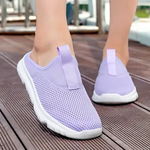 Zuecos de malla morados transpirables sin cordones para uso casual de verano afuera.