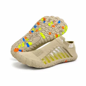 Zijaanzicht en kleurrijke antislipzool van beige ademende mesh waterschoenen van
