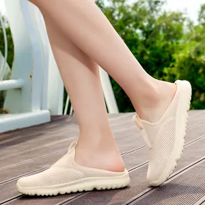 Comodi sabot in mesh traspirante beige con suola morbida per l'uso estivo all'aperto