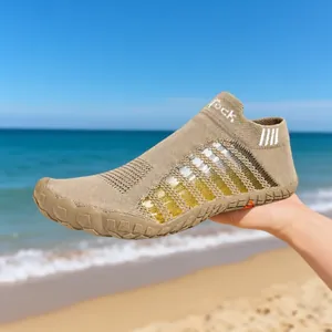 Zijaanzicht van kaki ademende mesh strandschoenen met een antislip rubberen zool voor zomer