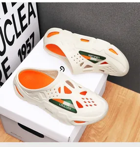 Vue détaillée de sabots beiges rétro avec doublure orange et logo discret sur le côté.