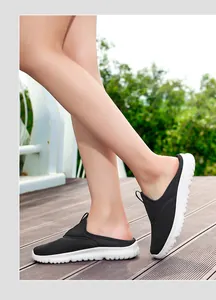 Zoccoli in mesh nero traspirante con suole bianche morbide per il comfort estivo esterno