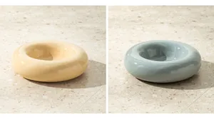 Zwei minimalistische Keramik-Futternäpfe in Donutform für Katzen und Hunde in Beige und Grau