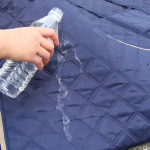 Détail du tissu matelassé imperméable d'une housse de siège auto pour animaux de compagnie