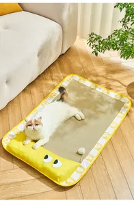 Gatto che si rilassa su un tappetino refrigerante giallo traspirante per animali