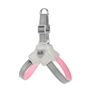 Détail du harnais réfléchissant pour chien gris et rose avec boucle en D en métal