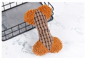 Detailaufnahme eines strapazierfähigen Plüschknochen-Hundespielzeugs aus Cord und Chenille