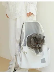 Zaino trasportino bianco per gatti con finestra trasparente e un gatto che guarda fuori.