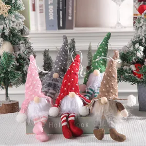 Handgemachte Weihnachts-Waldwichtel mit Strickmützen und LED-Lichtern für die Feiertage