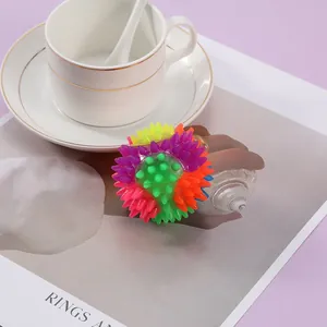 Detailansicht eines farbenfrohen, stacheligen Regenbogen-Blitzballs für das Hundetraining