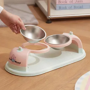 Erhöhte Doppel-Edelstahlnäpfe für Haustiere mit modernem rosa-grünem Ständer.