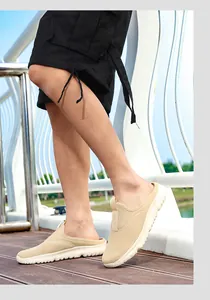 Dettaglio di sabot beige in mesh per donna con una suola casual bianca morbida