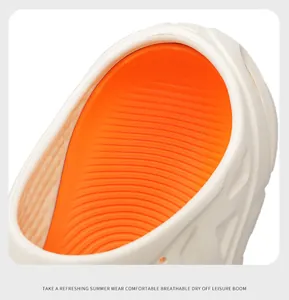Détail de la semelle intérieure orange texturée des sabots en liège blancs pour l'été